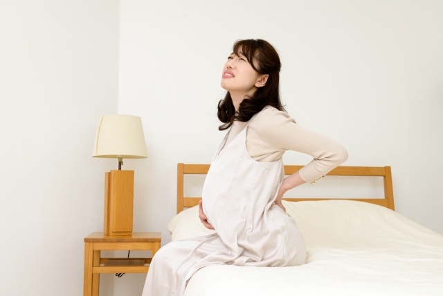妊娠でお腹が大きくなって辛い腰痛に悩む妊婦